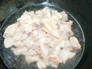 5、秘制酸萝卜老鸭汤,水开后马上放到水龙头那里开冷水冲冷，把泡沫和小渣渣冲洗干净！