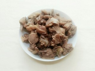 6、秘制酸萝卜老鸭汤,沥干水份准备入锅炒制！