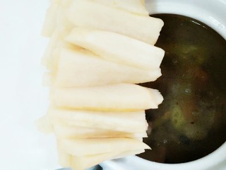 12、秘制酸萝卜老鸭汤,最后把酸萝卜放下去，切记这道汤是不用放任何调料的哦！因为自己泡的酸萝卜本身就很咸鲜，所以什么调料都不需要放！