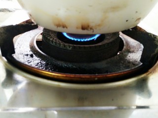 15、秘制酸萝卜老鸭汤,转小火熬制一个半小时即可！