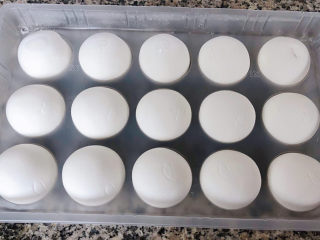 1、油炸汤圆,准备一盒全家都喜欢吃的黑芝麻汤圆