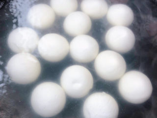 2、油炸汤圆,锅中烧开水放入黑芝麻汤圆大火煮