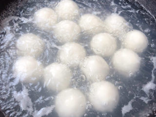 3、油炸汤圆,煮至黑芝麻汤圆七成熟即可