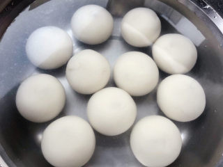 4、油炸汤圆,黑芝麻汤圆捞出立刻放入冷水中过凉冲洗