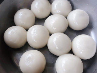 5、油炸汤圆,黑芝麻汤圆沥干水份备用