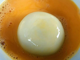 6、油炸汤圆,黑芝麻汤圆放入打散的蛋液中滚一下