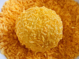 7、油炸汤圆,再放入面包糠中均匀的裹上一层面包糠