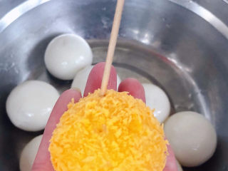 8、油炸汤圆,裹好面包糠的黑芝麻汤圆用牙签扎几个透气孔