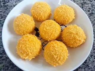 9、油炸汤圆,裹好面包糠的黑芝麻汤圆摆入盘中