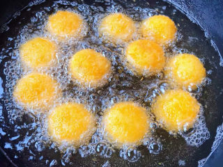 11、油炸汤圆,炸至黑芝麻汤圆漂浮起来即可捞出切记不要炸制时间过长易爆