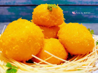 12、油炸汤圆,看着诱人的炸汤圆摆入盘中用绿色叶装饰就大功告成了