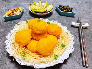 16、油炸汤圆,和朋友小聚吃着自己喜欢的美味好开心