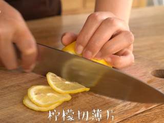 3、每天一杯【百香果柠檬酱】变身“白瘦美”,柠檬切薄片