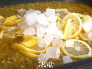 6、每天一杯【百香果柠檬酱】变身“白瘦美”,加入冰糖，温度调至LOW的温度进行熬煮，熬煮期间需要不停搅拌