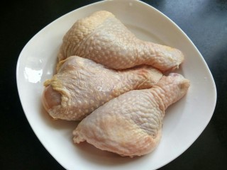 2、#厨房挑战 #荤菜：照烧鸡腿+素菜：酸辣红菜苔,鸡腿洗净。