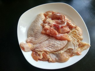 5、#厨房挑战 #荤菜：照烧鸡腿+素菜：酸辣红菜苔,放少量的盐，一勺料酒，腌制半小时以上。