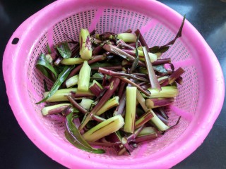 15、#厨房挑战 #荤菜：照烧鸡腿+素菜：酸辣红菜苔,菜苔择成小段，根部的菜苔去皮，洗净。