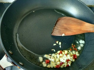 18、#厨房挑战 #荤菜：照烧鸡腿+素菜：酸辣红菜苔,倒入生姜，辣椒，大蒜爆香。