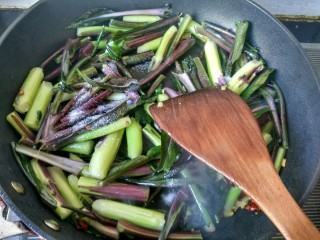 20、#厨房挑战 #荤菜：照烧鸡腿+素菜：酸辣红菜苔,放盐，翻炒。