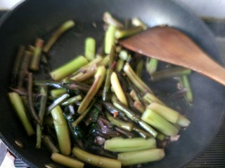 22、#厨房挑战 #荤菜：照烧鸡腿+素菜：酸辣红菜苔,放鸡精，可以出锅喽！