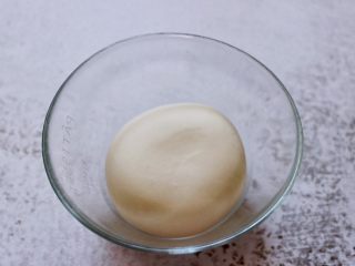 1、果仁红糖发面饼,中筋面粉加入清水和酵母和成面团,盖上保鲜膜进行醒发。
