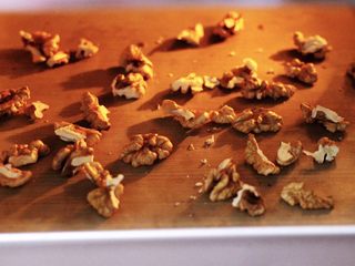 4、果仁红糖发面饼,打开东菱烤箱,把剥好的核桃仁放到烤箱中层。