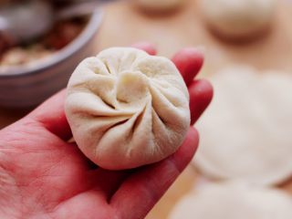 13、果仁红糖发面饼,和平常包包子一样,收口捏紧。