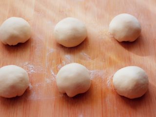 14、果仁红糖发面饼,把包好的面团翻过来。