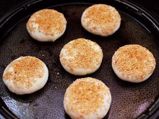 16、果仁红糖发面饼,电饼铛提前预热后,把做好的发面饼放到电饼铛中。