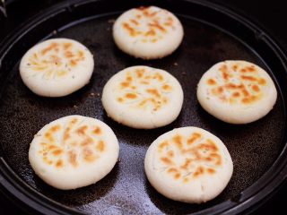 17、果仁红糖发面饼,盖上锅盖,双面煎成金黄色即可。