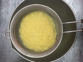 1、绿豆糕,去皮绿豆煮熟，用筛网过掉多余的水