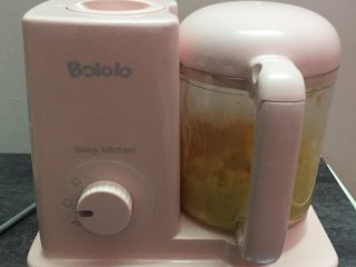 2、绿豆糕,放入料理机内，搅拌成泥