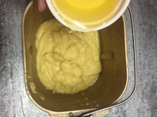 4、绿豆糕,绿豆泥放入面包桶内，加入玉米油