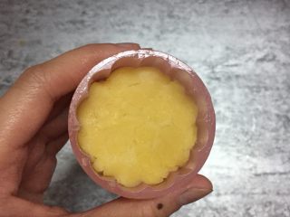 8、绿豆糕,绿豆泥分成40克一个放入模具内