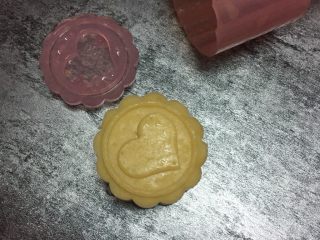 9、绿豆糕,轻轻压出形状