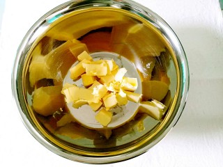 1、抹茶全麦饼干,黄油用分割刀切小块，室温软化