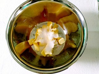 2、抹茶全麦饼干,加入糖粉