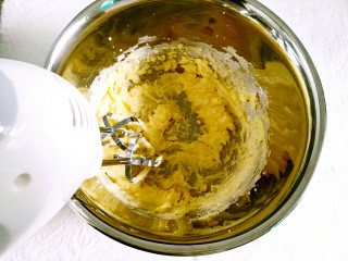 3、抹茶全麦饼干,用打蛋器先低速打成羽毛状，再高速打至膨松发白