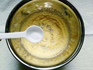 4、抹茶全麦饼干,加入2克盐拌匀