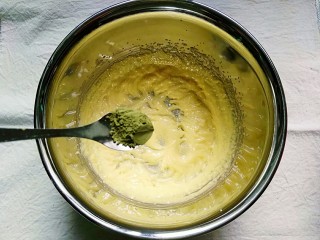 5、抹茶全麦饼干,加入两小勺抹茶粉