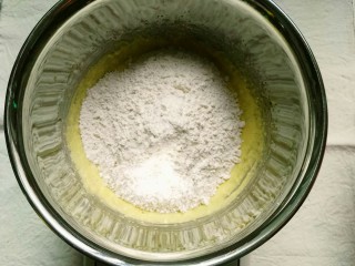 6、抹茶全麦饼干,放入全麦粉