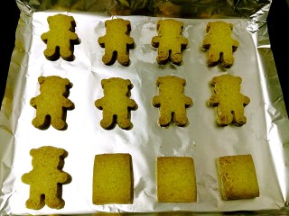 12、抹茶全麦饼干,出炉晾凉，用保鲜袋装好，保持香、酥、脆的最佳口感