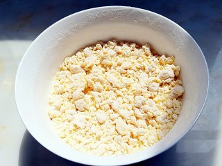 4、花样面条+塔佳琳肉丸面,用筷子搅拌成梭子状，盖上保鲜膜醒面15分钟。