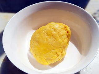 6、花样面条+塔佳琳肉丸面,揉成无干粉状态，盖上保鲜膜醒面40分钟。