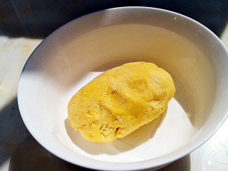 7、花样面条+塔佳琳肉丸面,再次揉面一会，盖上保鲜膜醒面40分钟。