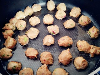 14、花样面条+塔佳琳肉丸面,锅中放入玉米油烧热，把肉糜快速挤出丸子，放入锅中煎。