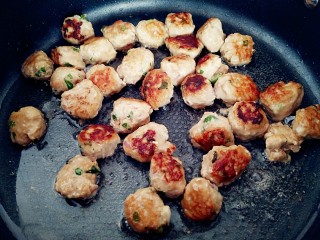 15、花样面条+塔佳琳肉丸面,最早入锅的丸子上色最快，就提前出锅，直到煎完所有的肉丸。