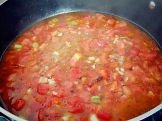 19、花样面条+塔佳琳肉丸面,倒入一碗清水，盐2克，砂糖2茶匙，披萨酱1茶匙。。