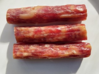 1、年年高升广式腊肠炒年糕,广式腊肠用温水洗净。