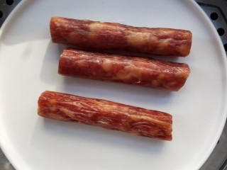 2、年年高升广式腊肠炒年糕,放锅中，蒸熟。